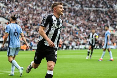 Newcastle United takımından Harvey Barnes, 1 Eylül 2024 'te St. James' s Park, Newcastle, İngiltere 'de oynanan Premier League maçı Newcastle United ile Tottenham Hotspur maçında 1-0 kazanma hedefini kutluyor.