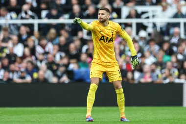 Tottenham Hotspur 'dan Guglielmo Vicario, Premier Lig maçı sırasında takım arkadaşlarına talimat verir. 1 Eylül 2024' te St. James 's Park, Newcastle, İngiltere' de oynanan Tottenham Hotspur maçında.