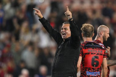 Leigh Leopards 'ın sahibi Derek Beaumont, 30 Ağustos 2024' te Leigh Spor Köyü, Leigh, Birleşik Krallık 'ta oynanan 24. Leigh Leopards - Warrington Wolves maçının sonunda kazandığı galibiyeti kutluyor.