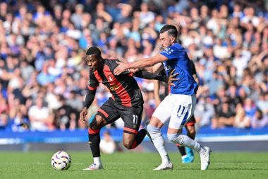 Bournemouth 'dan Dango Ouattara, Everton' ın 31 Ağustos 2024 'te Goodison Park, Liverpool' da oynanan Premier League maçı sırasında Everton 'dan Jack Harrison' ı durdurdu.