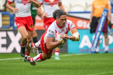 St. Helens takımından Sione Matautia, 1 Eylül 2024 'te John Smith' in Stadyumu 'nda oynanan 24. Huddersfield Giants-St Helens maçında bir deneme için sahaya çıkıyor.