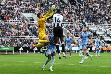 Tottenham Hotspur 'dan Guglielmo Vicario, 1 Eylül 2024' te St. James 's Park, Newcastle, İngiltere' de oynanan Premier League maçı sırasında St.James 's Tottenham Hotspur maçında bir haç yakaladı.