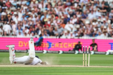 Sri Lanka 'dan Lahiru Kumara İngiltere' den Ollie Pope tarafından Lords, Londra, Birleşik Krallık 'ta düzenlenen 2. Rothesay 2.