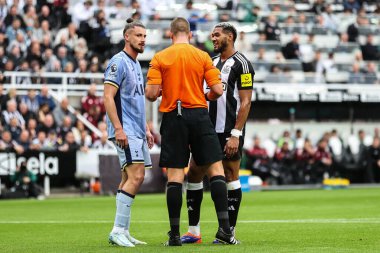 Hakem Robert Jones, 1 Eylül 2024 'te St. James' s Park, Newcastle, İngiltere 'de oynanan Premier League karşılaşmasında Tottenham Hotspur' a karşı Newcastle United ve Newcastle United 'dan Radu Drguin ile konuştu.