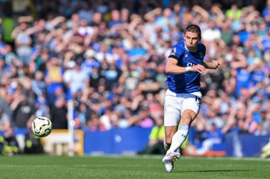 Everton 'dan Vitaliy Mykolenko, İngiltere' nin Liverpool kenti Goodison Park 'ta oynanan Premier League maçında topu geçiyor.