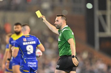 Hakem Liam Moore Leigh Leopards 'dan Jack Hughes 24. Betfred Süper Lig karşılaşmasında Leigh Leopards' a karşı Warrington Wolves Leigh Spor Köyü, Leigh, İngiltere 'de 30 Ağustos 2024' te oynanan maçta sarı kart çekti.