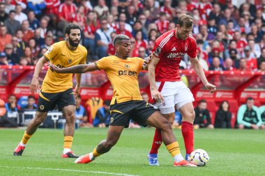 Nottingham Ormanı 'ndan Chris Wood, İngiltere' nin Nottingham şehrinde 31 Ağustos 2024 'te oynanan Premier League maçında Nottingham Forest' a karşı Wolverhampton Wanderers maçında Wolverhampton Wanderers 'dan Mario Lemina ile karşı karşıya geldi.