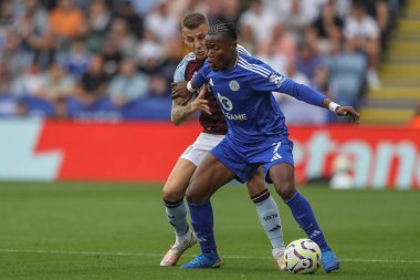 Leicester City 'den Abdul Fatawu, Premier Lig karşılaşmasında Aston Villa' dan Lucas Digne 'dan topu alıyor. Leicester City, King Power Stadyumu' nda Aston Villa 'ya karşı, 31 Ağustos 2024