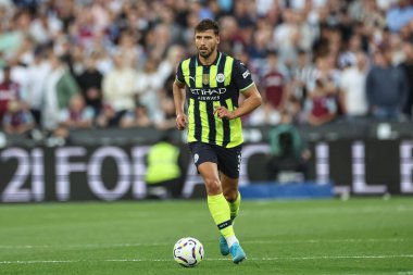 Manchester City 'den Rben Dias Premier League maçında topla birlikte Londra' daki Manchester City 'ye karşı West Ham United, 31 Ağustos 2024