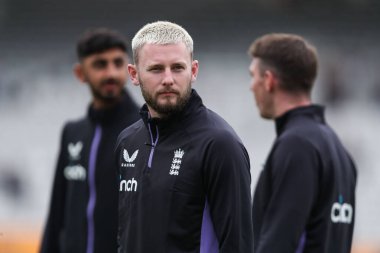 İngiltere 'den Gus Atkinson, İngiltere' ye karşı Sri Lanka 2. Rothesay Deneme Maçı 'ndan önce Lords, Londra, Birleşik Krallık' ta 31 Ağustos 2024 'te ısınıyor.