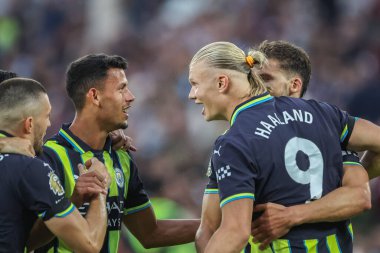 Manchester City 'den Erling Haaland, Premier League' de oynanan West Ham United ile Manchester City maçında 31 Ağustos 2024 'te Londra' daki Londra Stadyumu 'nda 1-3 kazanma golünü kutluyor.