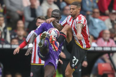 Watford 'dan Ken Sema ve Sheffield United' dan Vinicius Souza 1 Eylül 2024 'te Bramall Lane, Sheffield, İngiltere' de oynanan Sky Bet Şampiyonası maçında top için mücadele ettiler.