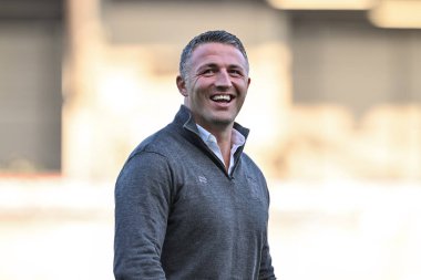 Sam Burgess Warrington Wolves 'un baş antrenörü, 30 Ağustos 2024' te Leigh Spor Köyü Leigh, İngiltere 'de oynanan 24. Betfred Süper Lig karşılaşması öncesinde sahada Leigh Leopards ve Warrington Wolves' un maçını izlerken gülümsüyor.