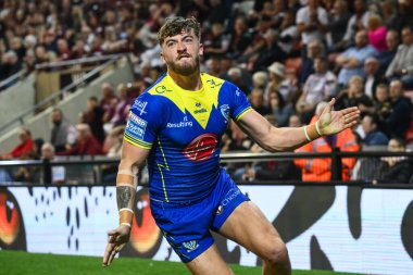 Warrington Wolves takımından Matty Ashton, 30 Ağustos 2024 'te Leigh Sports Village, Leigh, İngiltere' de oynanan 24. Betfred Süper Lig karşılaşmasında denemesini kutluyor.