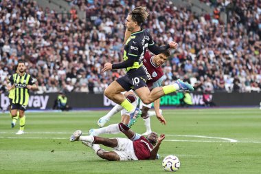 West Ham United takımından Aaron Wan-Bissaka, Premier League maçı sırasında Manchester City 'den Jack Grealish' i Londra Stadyumu 'nda 31 Ağustos 2024' te yendi.