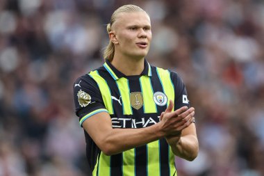 Manchester City 'den Erling Haaland, Premier League maçında takım arkadaşlarını alkışladı. West Ham United, Manchester City' ye karşı Londra Stadyumu, İngiltere, 31 Ağustos 2024