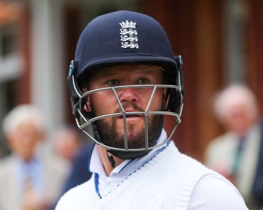 İngiltere 'den Ben Duckett, İngiltere' ye karşı Sri Lanka 2. Rothesay Deneme Maçı 3. Lords, Londra, Birleşik Krallık, 31 Ağustos 2024 tarihinden önce pavyondan çıkıyor.