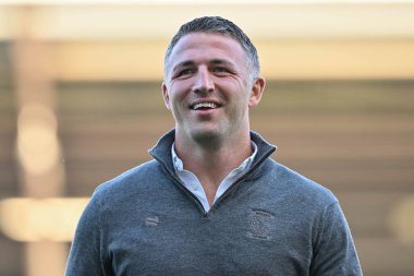 Sam Burgess Warrington Wolves 'un baş antrenörü, 30 Ağustos 2024' te Leigh Spor Köyü Leigh, İngiltere 'de oynanan 24. Betfred Süper Lig karşılaşması öncesinde sahada Leigh Leopards ve Warrington Wolves' un maçını izlerken gülümsüyor.