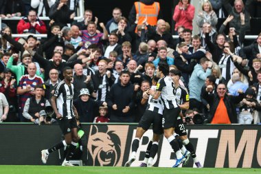 Newcastle United 'tan Alexander Isak, 1 Eylül 2024' te St. James 's Park, Newcastle, İngiltere' de oynanan Premier League maçı Newcastle United ile Tottenham Hotspur maçında 2-1 kazanma hedefini kutluyor.