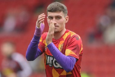 Watford 'dan James Morris, 1 Eylül 2024' te Bramall Lane, Sheffield, İngiltere 'de oynanan Sky Bet Şampiyonası maçında ısınan taraftarları alkışlıyor.