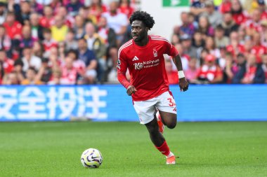 Nottingham Ormanı 'ndan Ola Aina Premier Lig maçı sırasında Nottingham Forest' a karşı Wolverhampton Wanderers City Ground, Nottingham, İngiltere 'de 31 Ağustos 2024' te topa vuruyor.