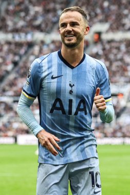 Tottenham Hotspur takımından James Maddison Premier Lig maçında Newcastle United ile Tottenham Hotspur arasında 1 Eylül 2024 'te St. James' s Park, Newcastle 'da karşılaştı.