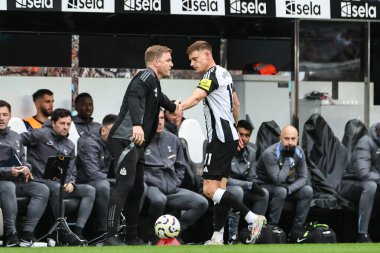 Newcastle United 'ın Eddie Howe teknik direktörü Newcastle United' dan Harvey Barnes Premier League karşılaşmasında Tottenham Hotspur 'a karşı St. James' s Park, Newcastle, İngiltere, 1 Eylül 2024