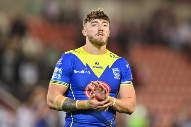 Warrington Wolves takımından Matty Ashton, 30 Ağustos 2024 'te Leigh Spor Köyü' nde oynanan 24. Betfred Süper Lig karşılaşmasında taraftarlarını alkışladı.