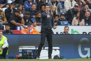 Aston Villa 'nın Unai Emery teknik direktörü Premier Lig maçında takımına talimat verir. Leicester City, Aston Villa' ya karşı King Power Stadyumu, Leicester, İngiltere, 31 Ağustos 2024