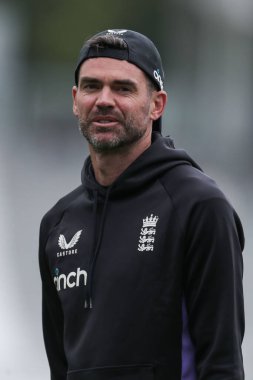 James Anderson, İngiltere - Sri Lanka 2. Rothesay Deneme Maçı 3 'ten önce Londra Lords, İngiltere, 31 Ağustos 2024' te takımın ısınmasına yardımcı oluyor.