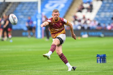 Huddersfield Giants takımından Olly Russell, 1 Eylül 2024 'te John Smith' in Stadyumu 'nda oynanan 24. Huddersfield Giants-St Helens maçında oynanan Betfred Süper Lig karşılaşması öncesinde kaleye vuruyor.
