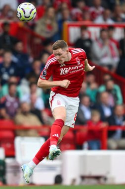 Nottingham Ormanı 'ndan Elliot Anderson Premier League maçında Nottingham Forest, Wolverhampton Wanderers' a karşı 31 Ağustos 2024 'te Nottingham, İngiltere' de top sürüyor.