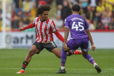 Sheffield United 'dan Sam McCallum ve Watford' dan Ryan Andrews 1 Eylül 2024 'te Bramall Lane, Sheffield, İngiltere' de oynanan Sky Bet Şampiyonası maçında top için mücadele ettiler.
