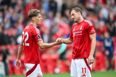 Nottingham Ormanı 'ndan Chris Wood ve Nottingham Ormanı' ndan Ryan Yates Premier Lig karşılaşmasının sonunda Nottingham Ormanı Wolverhampton Wanderers 'a karşı 31 Ağustos 2024' te İngiltere 'nin Nottingham şehrinde tokalaştılar.