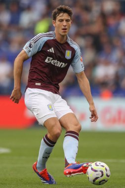 Aston Villa takımından Pau Torres Premier Lig maçında Leicester City, Aston Villa 'ya karşı King Power Stadyumu, Leicester, Birleşik Krallık, 31 Ağustos 2024