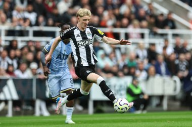Newcastle United takımından Anthony Gordon, 1 Eylül 2024 'te St. James' s Park, Newcastle 'da oynanan Premier League karşılaşmasında topu kontrol ediyor.
