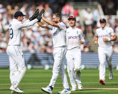 İngiliz Chris Woakes, Sri Lanka 'lı Milan Rathnayake' nin Lords, Londra, Birleşik Krallık 'taki 2. Rothesay Test Günü' nde 30 Ağustos 2024 'te İngiltere - Sri Lanka maçı sırasında görevden alınmasını kutluyor.
