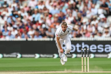 İngiltere 'nin Olly Stone' u 30 Ağustos 2024 'te Lords, Londra, İngiltere' de oynanan 2. Rothesay Test Maçı 'nda topu teslim eder.