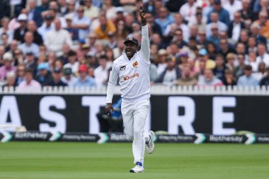Sri Lanka 'dan Angelo Mathews, İngiltere' den Ben Duckett 'in İngiltere' ye karşı Sri Lanka 2. Rothesay Test Maçı 3 gününde Londra, Birleşik Krallık 'ta 31 Ağustos 2024' te görevden alınmasını kutluyor.