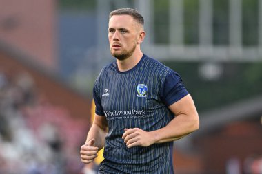 Warrington Wolves 'tan Ben Currie, 30 Ağustos 2024' te Leigh Spor Köyü 'nde oynanan 24. Betfred Süper Lig karşılaşması öncesinde ısınıyor.