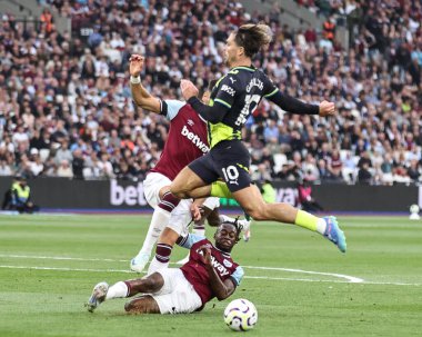 West Ham United takımından Aaron Wan-Bissaka, Premier League maçı sırasında Manchester City 'den Jack Grealish' i Londra Stadyumu 'nda 31 Ağustos 2024' te yendi.