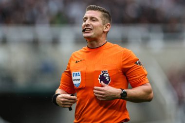 Hakem Robert Jones Premier Lig maçı sırasında Newcastle United Tottenham Hotspur 'a karşı St. James' s Park, Newcastle, İngiltere, 1 Eylül 2024