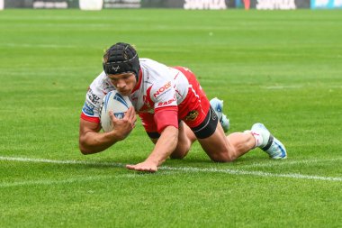 St. Helens takımından Jonny Lomax, 1 Eylül 2024 'te John Smith' in Stadyumu 'nda oynanan 24. Huddersfield Giants-St Helens maçında bir deneme için sahaya çıkıyor.