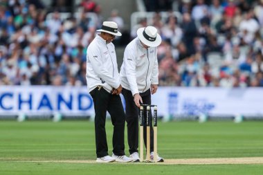 Hakemler, İngiltere - Sri Lanka 2. Rothesay Deneme Maçı 3. Lords, Londra, İngiltere, 31 Ağustos 2024 'te hafif metre testi yaptılar.