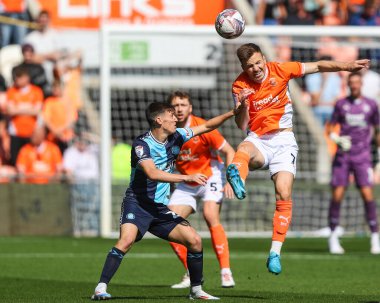 Blackpool takımından Lee Evans 31 Ağustos 2024 'te Bloomfield Road, Blackpool' da Blackpool-Wycombe Wanderers maçında topa liderlik ediyor.