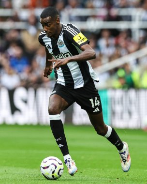 Newcastle United takımından Alexander Isak, 1 Eylül 2024 'te St. James' s Park, Newcastle 'da oynanan Premier League maçı Newcastle United' ın Tottenham Hotspur 'a karşı oynadığı maçta topu bırakıyor.