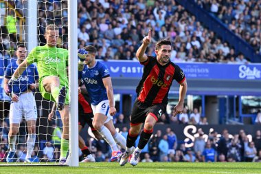 Bournemouth 'dan Lewis Cook, İngiltere' nin Liverpool kenti Goodison Park 'ta oynanan Premier League maçında Everton' a karşı Bournemouth maçında 2-2 'lik galibiyetini kutluyor.