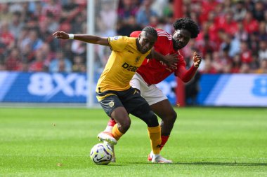 Wolverhampton Wanderers 'dan Jean-Ricner Bellegarde Nottingham Ormanı' ndan Ola Aina 'yı Nottingham Ormanı' na karşı Wolverhampton Wanderers maçı sırasında 31 Ağustos 2024 'te City Ground, Nottingham, İngiltere' de durdurdu.