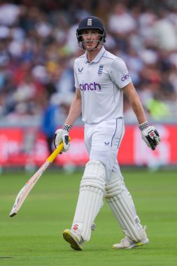 İngiltere 'den Harry Brook, İngiltere - Sri Lanka 2. Rothesay Deneme Maçı 3. Lords, Londra, Birleşik Krallık, 31 Ağustos 2024' te görevden alınmasının ardından üzgün görünüyor.