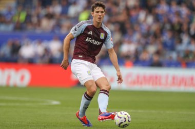 Aston Villa 'dan Pau Torres Premier Lig maçında pas veriyor. Leicester City, King Power Stadyumu' nda Aston Villa 'ya karşı, 31 Ağustos 2024.